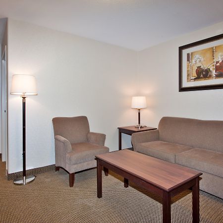 Holiday Inn Express & Suites Whitecourt By Ihg Стая снимка
