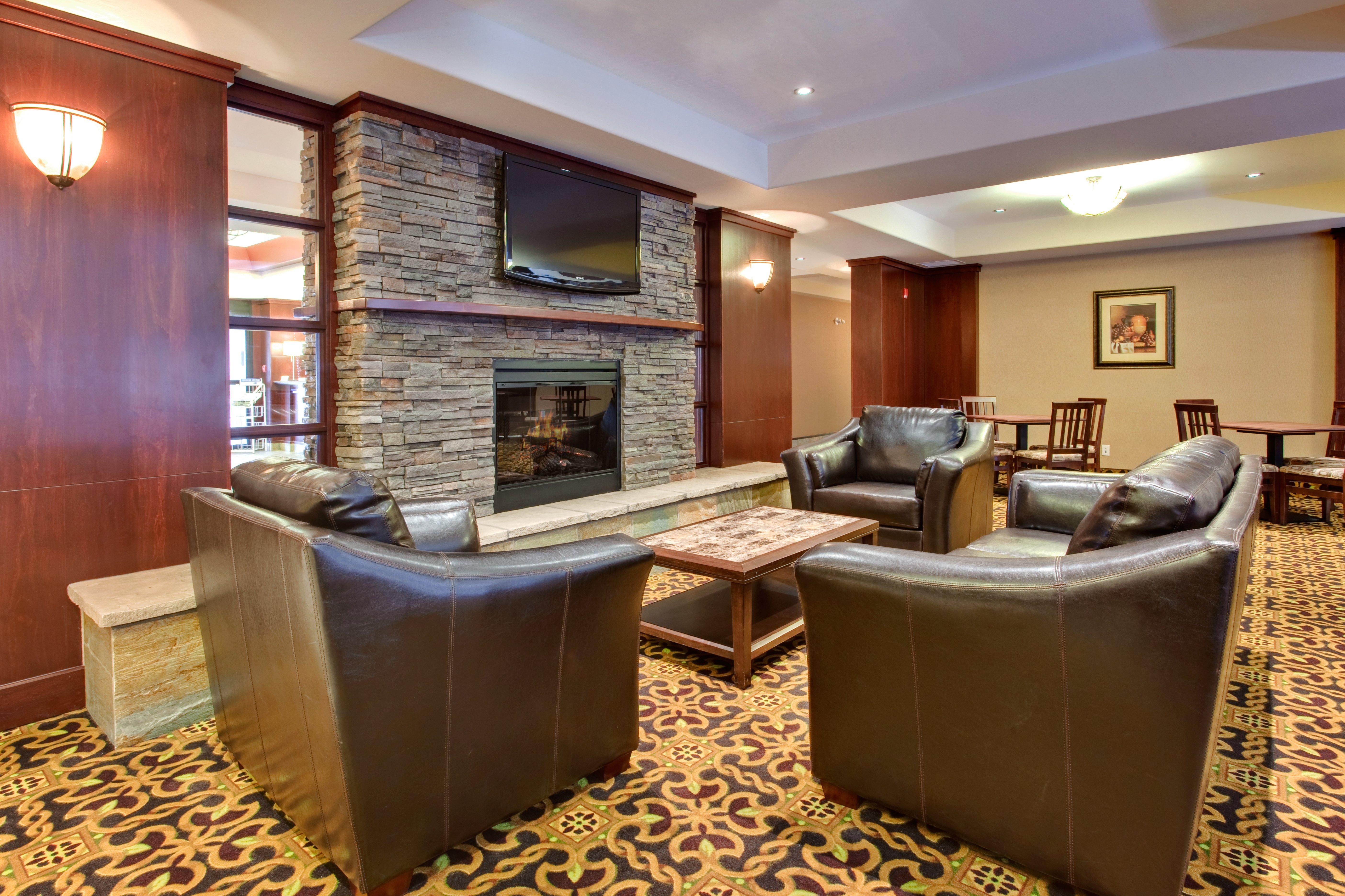 Holiday Inn Express & Suites Whitecourt By Ihg Екстериор снимка