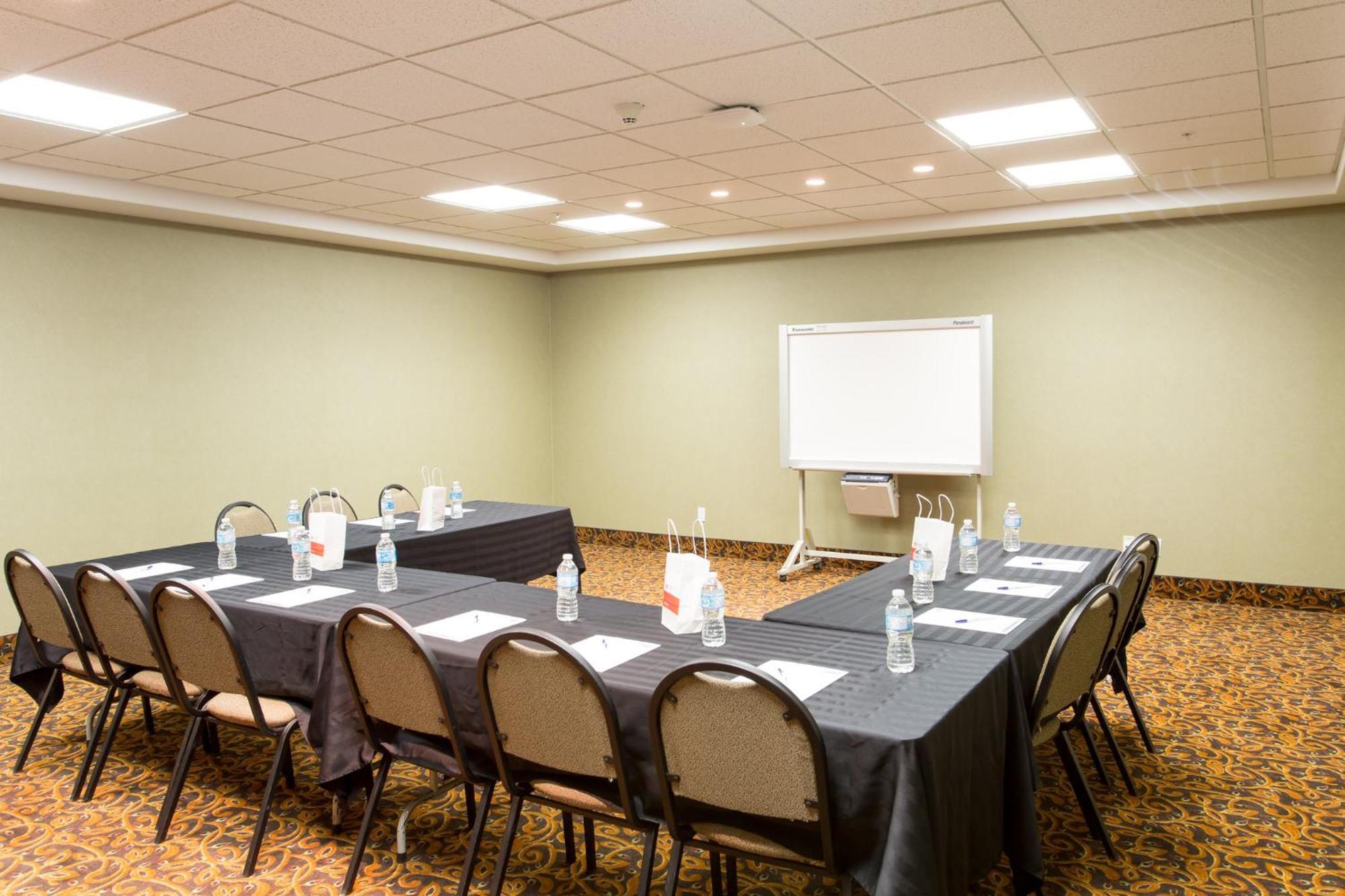 Holiday Inn Express & Suites Whitecourt By Ihg Екстериор снимка