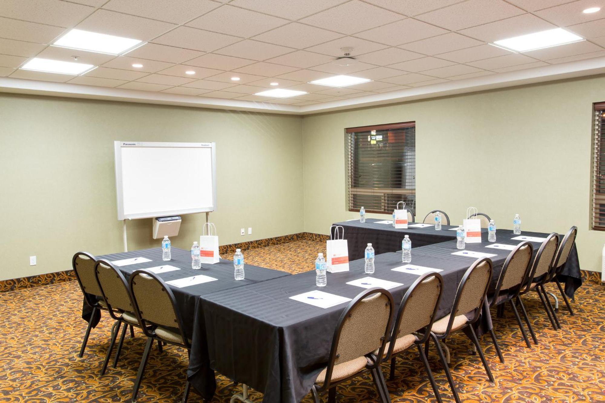 Holiday Inn Express & Suites Whitecourt By Ihg Екстериор снимка