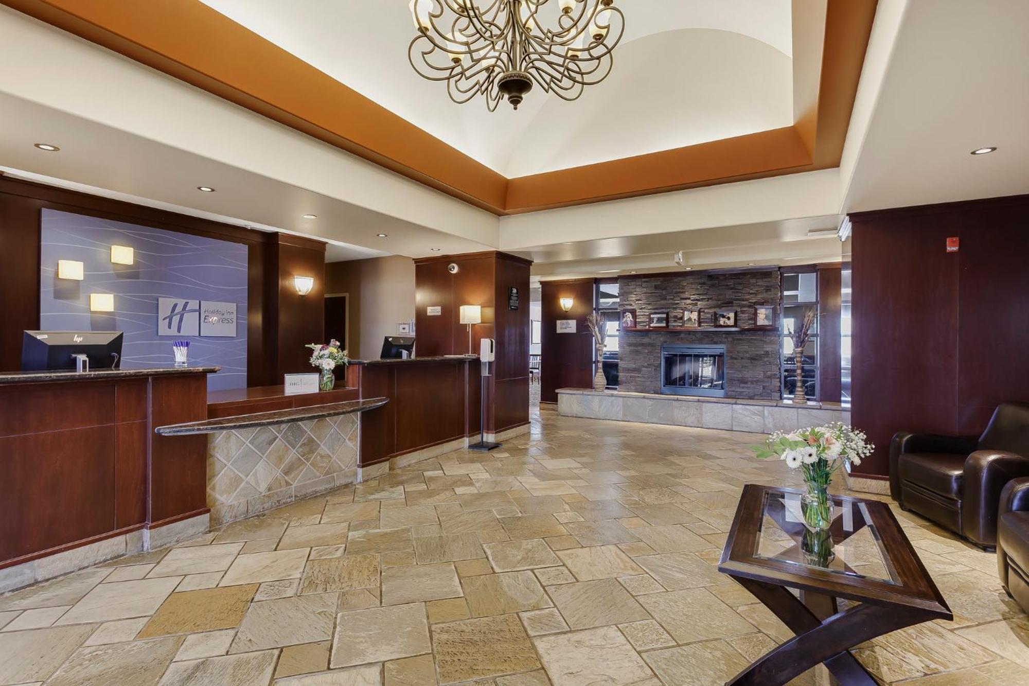 Holiday Inn Express & Suites Whitecourt By Ihg Екстериор снимка