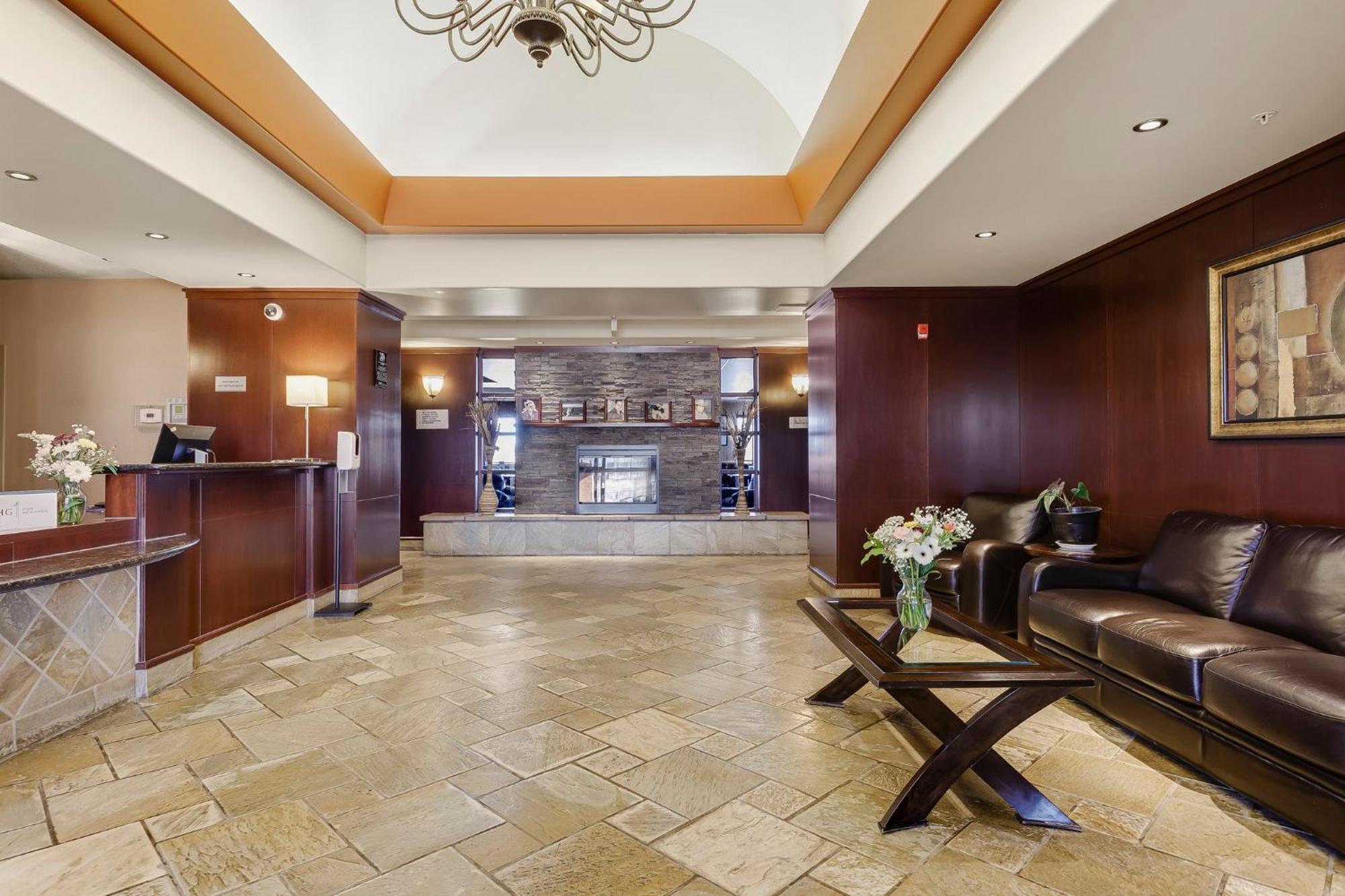 Holiday Inn Express & Suites Whitecourt By Ihg Екстериор снимка