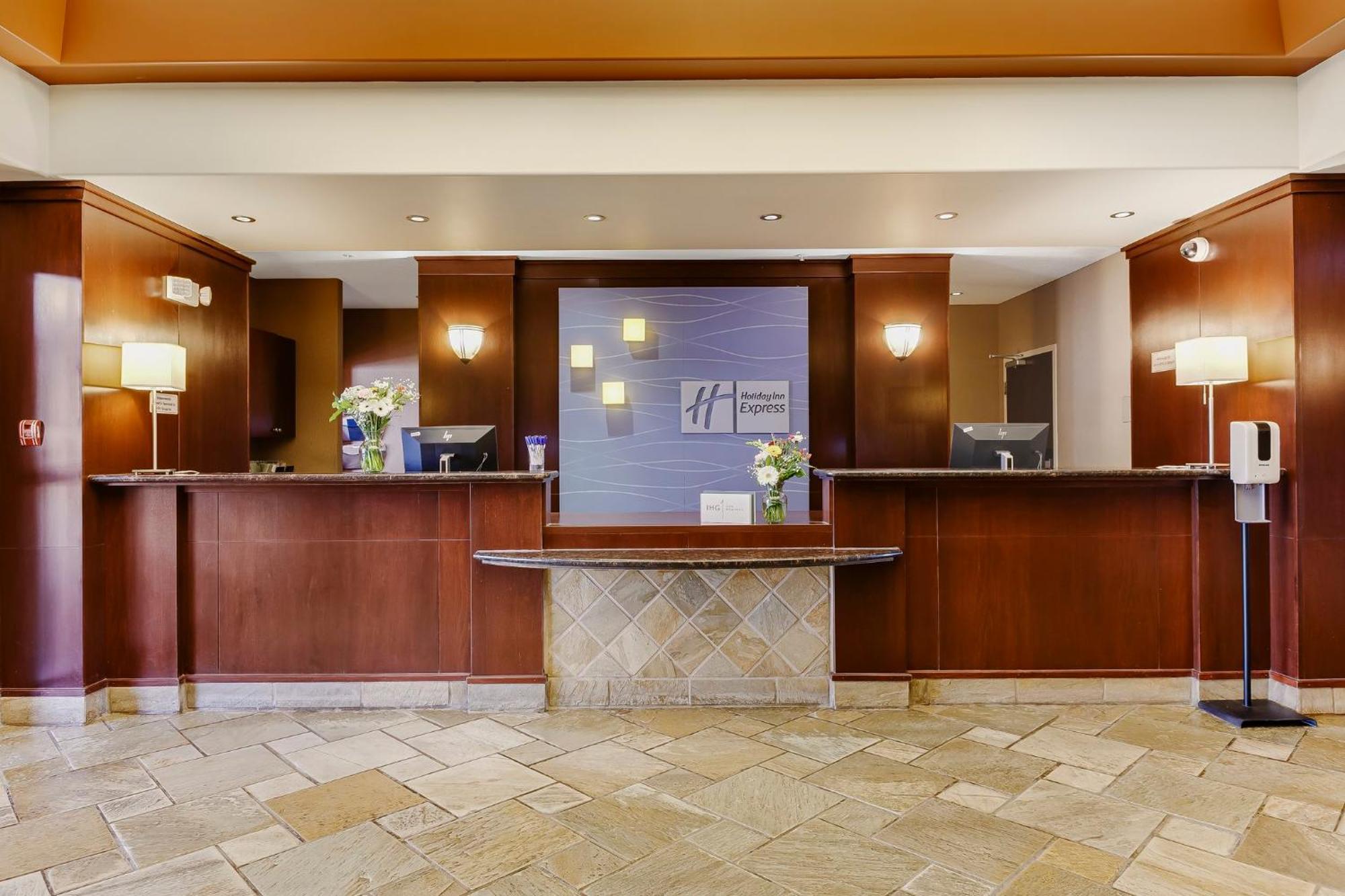 Holiday Inn Express & Suites Whitecourt By Ihg Екстериор снимка