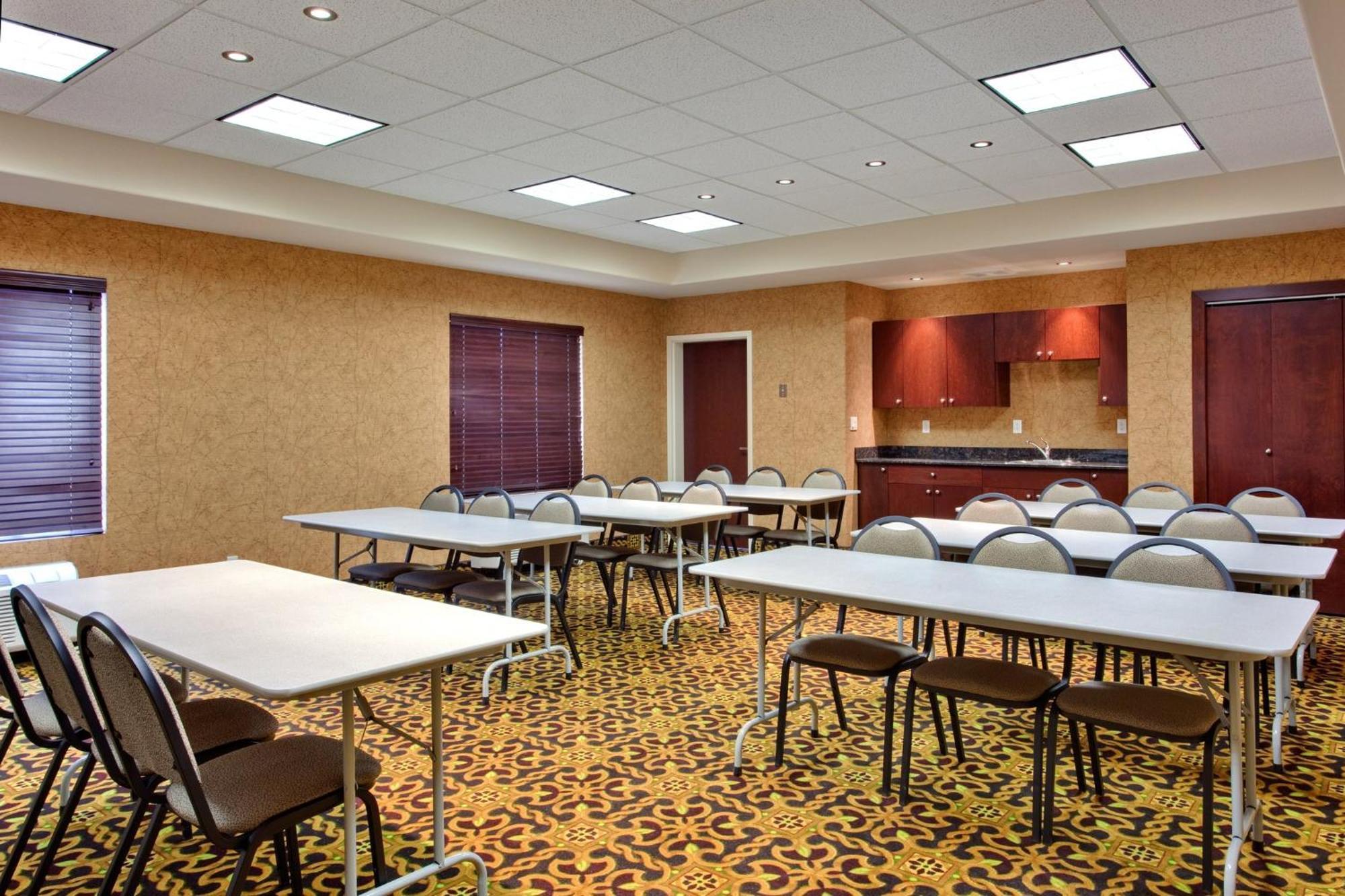 Holiday Inn Express & Suites Whitecourt By Ihg Екстериор снимка