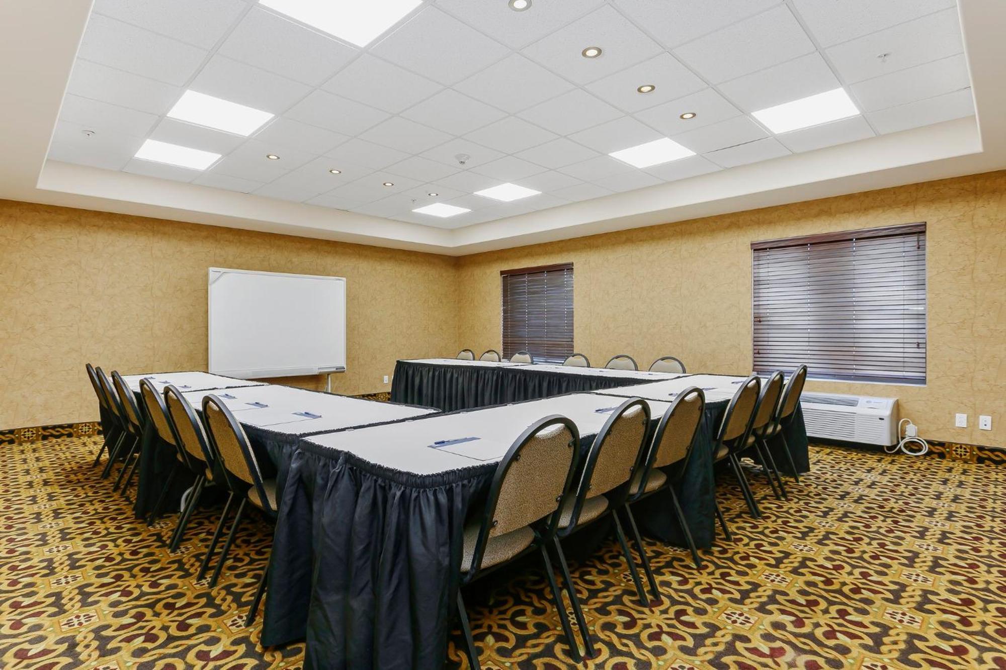 Holiday Inn Express & Suites Whitecourt By Ihg Екстериор снимка