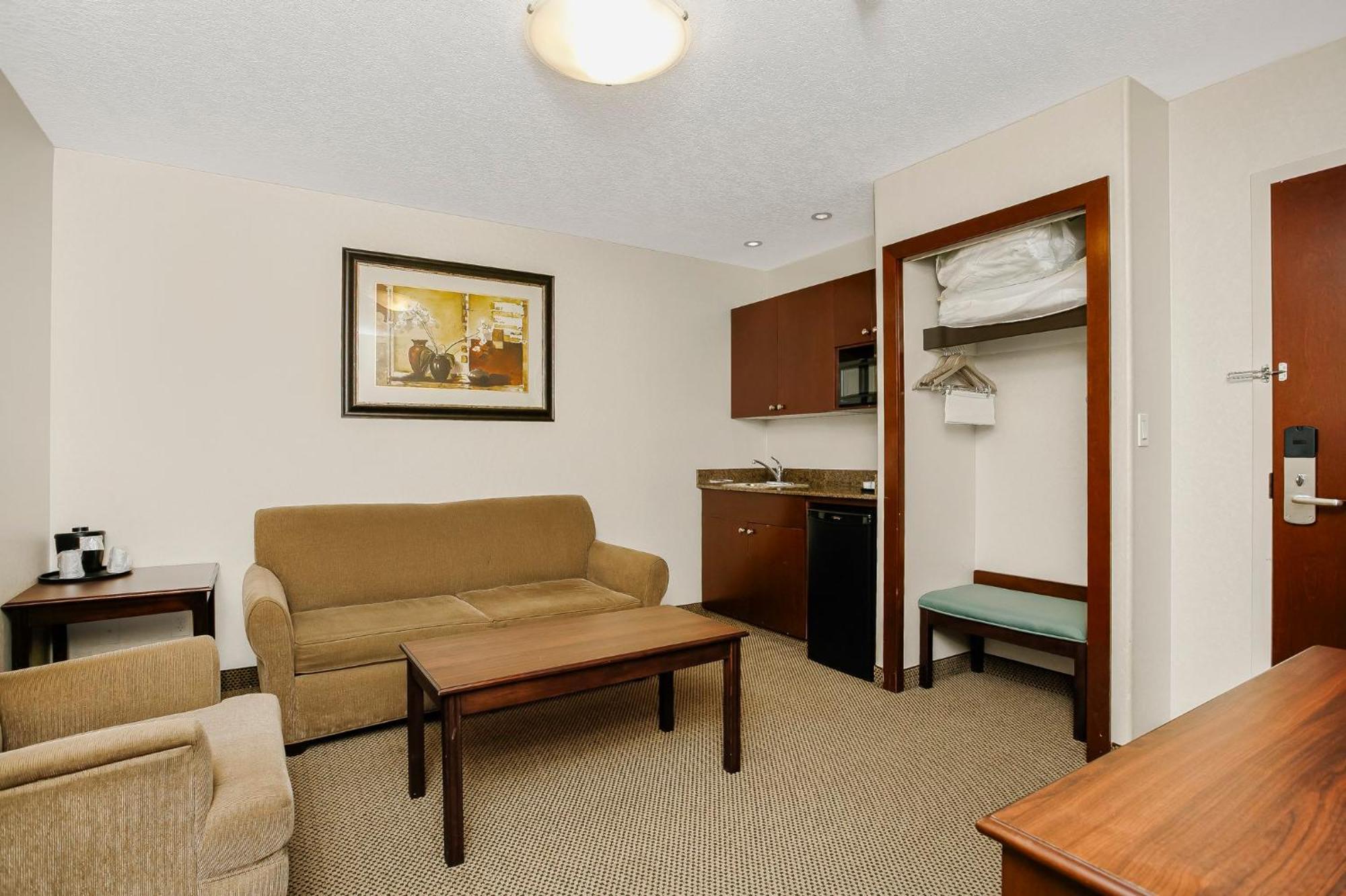 Holiday Inn Express & Suites Whitecourt By Ihg Екстериор снимка