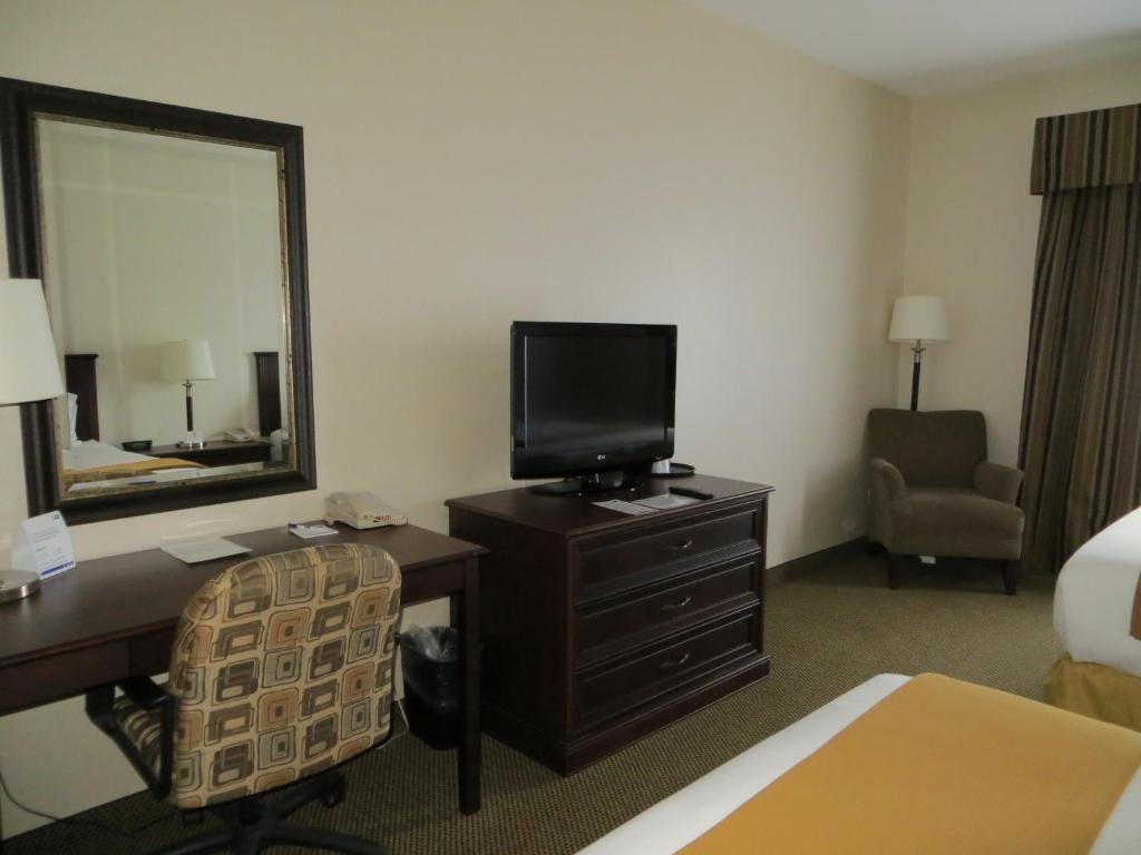 Holiday Inn Express & Suites Whitecourt By Ihg Стая снимка